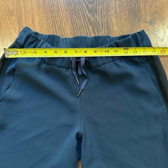 Lululemon On The Fly Full Length Pant
Woven True Navy Size 8 EUC - Picture 10 of 12